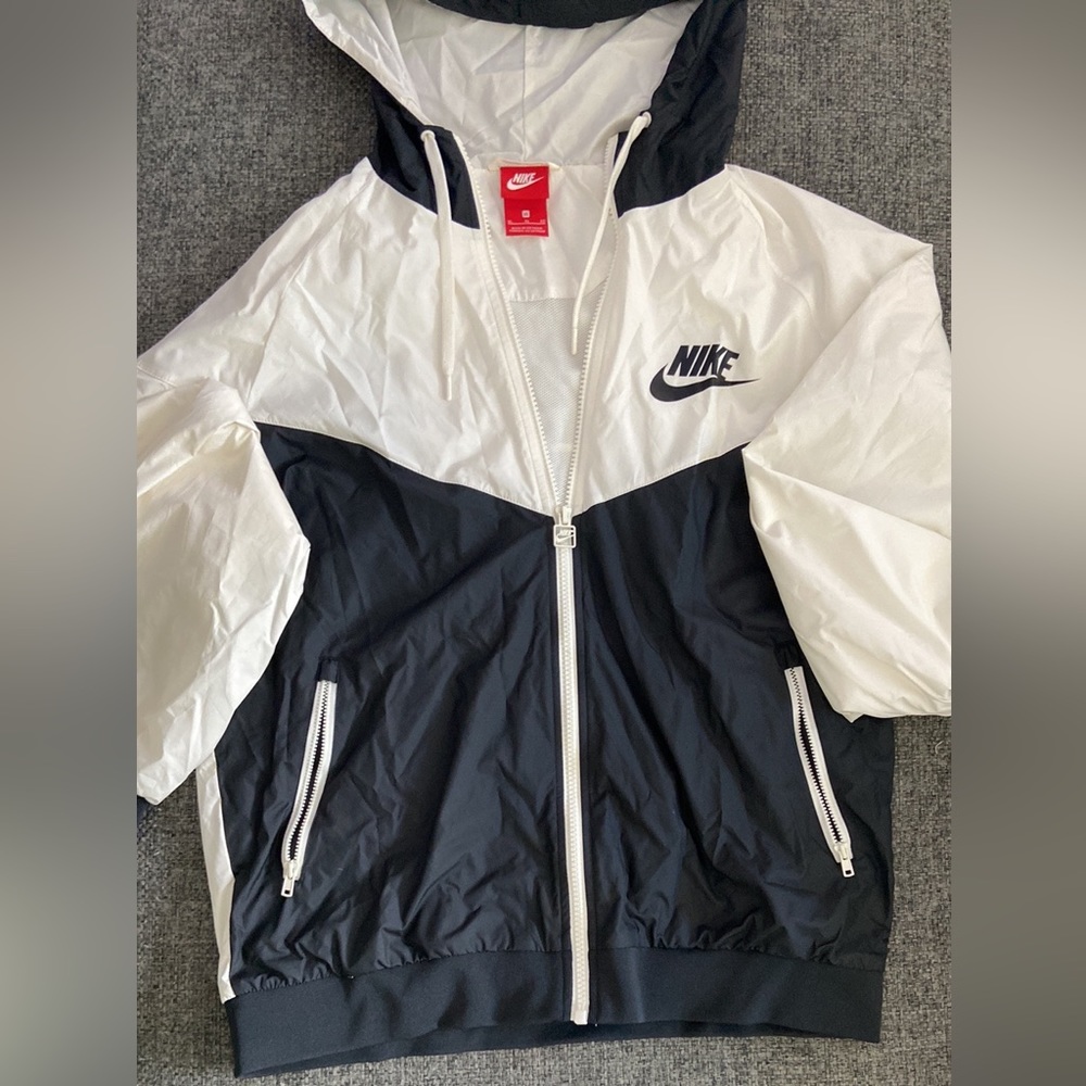 Black and white women’s XL Nike windbreaker